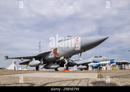 PAC JF-17 Thunder, aereo da caccia jet del Pakistan Aeronautical Complex (PAC) e Chengdu Aircraft Corporation cinese a Farnborough con esposizione di armi Foto Stock