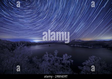 Il lago Mashu e il cielo stellato Foto Stock