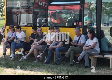 KIEV, UCRAINA - 22 GIUGNO 2023 - i membri del pubblico soggiornano all'esterno di un condominio di 16 piani nel quartiere Dniprovskyi danneggiato da un'esplosione, Foto Stock