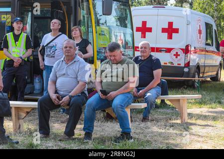 KIEV, UCRAINA - 22 GIUGNO 2023 - i membri del pubblico soggiornano all'esterno di un condominio di 16 piani nel quartiere Dniprovskyi danneggiato da un'esplosione, Foto Stock