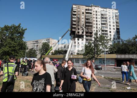 KIEV, UCRAINA - 22 GIUGNO 2023 - i membri del pubblico soggiornano all'esterno di un condominio di 16 piani nel quartiere Dniprovskyi danneggiato da un'esplosione, Foto Stock