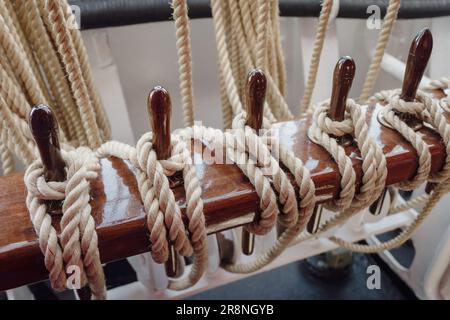 Dettagli nautici sul ponte della barca con corda e attrezzi marini Foto Stock