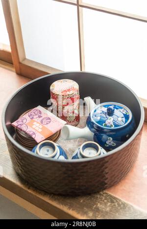 Teiera e tè benvenuti al tradizionale ryokan giapponese Foto Stock