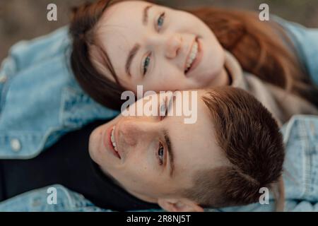 Felice giovane coppia amorevole giovane rilassandosi con gli occhi chiusi, testa su spalla Foto Stock