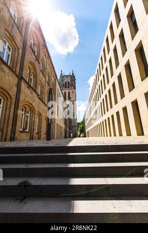 A sinistra la Liudgerhaus, la chiesa Liebfrauen Ueberwasserkirche, a destra la biblioteca diocesana, Muenster, Renania settentrionale-Vestfalia, Germania. l Foto Stock