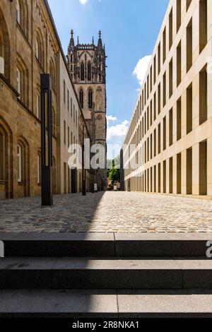 A sinistra la Liudgerhaus, la chiesa Liebfrauen Ueberwasserkirche, a destra la biblioteca diocesana, Muenster, Renania settentrionale-Vestfalia, Germania. l Foto Stock