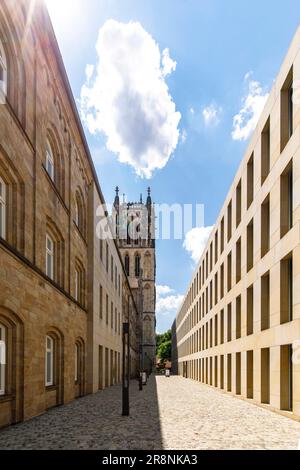 A sinistra la Liudgerhaus, la chiesa Liebfrauen Ueberwasserkirche, a destra la biblioteca diocesana, Muenster, Renania settentrionale-Vestfalia, Germania. l Foto Stock