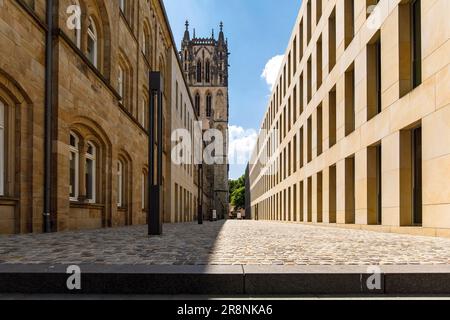 A sinistra la Liudgerhaus, la chiesa Liebfrauen Ueberwasserkirche, a destra la biblioteca diocesana, Muenster, Renania settentrionale-Vestfalia, Germania. l Foto Stock