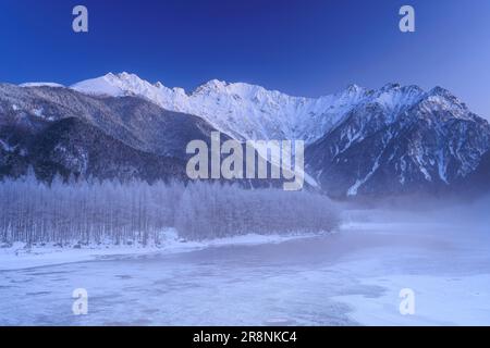 Catena montuosa di Hotaka e stagno di Taisho la mattina presto Foto Stock