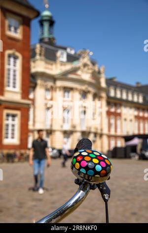 bicicletta con campana colorata di fronte al castello, edificio principale della Westfaelische Wilhelms-University, Muenster, Nord Reno-Westfalia, Germania. Foto Stock