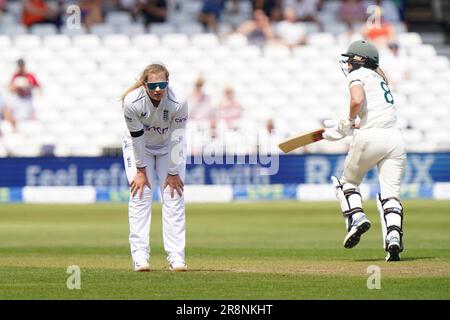 Sophie Ecclestone, in Inghilterra, sembra frustrato, mentre Ellyse Perry (a destra) e Tahlia McGrath in Australia aggiungono altre corse durante il giorno uno della prima partita di test delle ceneri femminili al Trent Bridge, Nottingham. Data immagine: Giovedì 22 giugno 2023. Foto Stock