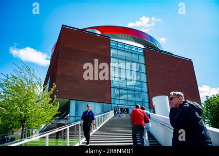 Aarhus, Danimarca, giugno 2023, il museo d'arte AROs in centro e la mostra di panorami arcobaleno sul tetto. Foto Stock