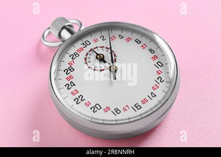 Timer vintage su sfondo rosa. Strumento di misurazione Foto Stock