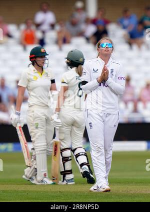 Sophie Ecclestone in Inghilterra sembra frustrato, poiché Ellyse Perry (a destra) e Tahlia McGrath in Australia non sono più presenti durante il giorno uno dei primi test match Women's Ashes al Trent Bridge di Nottingham. Data immagine: Giovedì 22 giugno 2023. Foto Stock