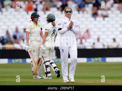 Sophie Ecclestone in Inghilterra sembra frustrato, poiché Ellyse Perry (a destra) e Tahlia McGrath in Australia non sono più presenti durante il giorno uno dei primi test match Women's Ashes al Trent Bridge di Nottingham. Data immagine: Giovedì 22 giugno 2023. Foto Stock