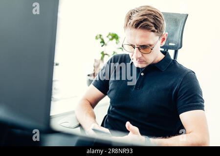 Lavoro remoto e concattività modrn. Incontro virtuale con molti partecipanti online. Webinar. Uomo d'affari che parla online con i dipendenti tramite connessione video Foto Stock