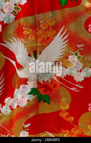 Kimono giapponese decorato con motivi di Cranes Birds Foto Stock