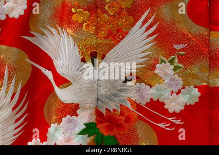 Kimono giapponese decorato con motivi di Cranes Birds Foto Stock