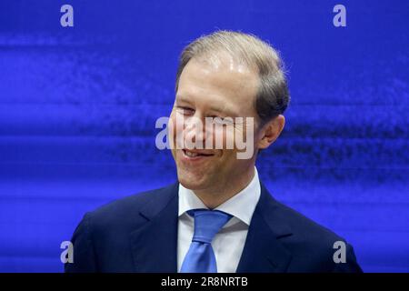 Denis Manturov, Vice primo Ministro dell'industria e del Commercio, partecipa alla cerimonia di firma del contratto della St Petersburg International Economic Forum 2023 (SPIEF 2023). (Foto di Konjostantinov / SOPA Images/Sipa USA) Foto Stock