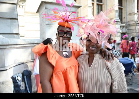 Black Country Women in Leadership si sono incontrate al di fuori della V&A questa mattina per Ascot Ladies Day 2023. È la data più alla moda nel calendario sociale, per celebrare Royal Ascot Ladies Day in stile.fondato è la data più alla moda nel calendario sociale, Non perdete quindi l'occasione di unirvi a noi per celebrare la Giornata delle Signore dell'Ascot reale con stile. Chiamare i fillies alla moda della regione di indossare i loro favolosi camici, cappelli e affascinatori (facoltativo) e trascorrere la giornata con le donne della Black Country in leadership, guardando dal vivo la copertura di Ascot Ladies Day mentre si gode un sontuoso tè pomeridiano ... Foto Stock