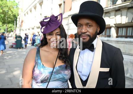 Black Country Women in Leadership si sono incontrate al di fuori della V&A questa mattina per Ascot Ladies Day 2023. È la data più alla moda nel calendario sociale, per celebrare Royal Ascot Ladies Day in stile.fondato è la data più alla moda nel calendario sociale, Non perdete quindi l'occasione di unirvi a noi per celebrare la Giornata delle Signore dell'Ascot reale con stile. Chiamare i fillies alla moda della regione di indossare i loro favolosi camici, cappelli e affascinatori (facoltativo) e trascorrere la giornata con le donne della Black Country in leadership, guardando dal vivo la copertura di Ascot Ladies Day mentre si gode un sontuoso tè pomeridiano ... Foto Stock