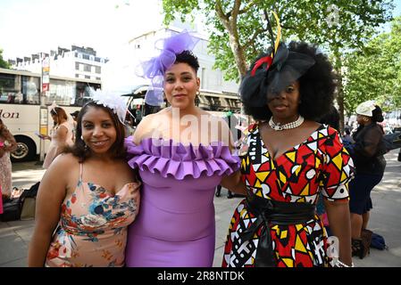 Black Country Women in Leadership si sono incontrate al di fuori della V&A questa mattina per Ascot Ladies Day 2023. È la data più alla moda nel calendario sociale, per celebrare Royal Ascot Ladies Day in stile.fondato è la data più alla moda nel calendario sociale, Non perdete quindi l'occasione di unirvi a noi per celebrare la Giornata delle Signore dell'Ascot reale con stile. Chiamare i fillies alla moda della regione di indossare i loro favolosi camici, cappelli e affascinatori (facoltativo) e trascorrere la giornata con le donne della Black Country in leadership, guardando dal vivo la copertura di Ascot Ladies Day mentre si gode un sontuoso tè pomeridiano ... Foto Stock