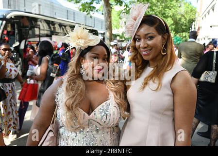 Black Country Women in Leadership si sono incontrate al di fuori della V&A questa mattina per Ascot Ladies Day 2023. È la data più alla moda nel calendario sociale, per celebrare Royal Ascot Ladies Day in stile.fondato è la data più alla moda nel calendario sociale, Non perdete quindi l'occasione di unirvi a noi per celebrare la Giornata delle Signore dell'Ascot reale con stile. Chiamare i fillies alla moda della regione di indossare i loro favolosi camici, cappelli e affascinatori (facoltativo) e trascorrere la giornata con le donne della Black Country in leadership, guardando dal vivo la copertura di Ascot Ladies Day mentre si gode un sontuoso tè pomeridiano ... Foto Stock