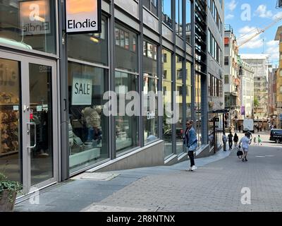 Stoccolma, Svezia. 22nd giugno, 2023. La gente cammina in una strada commerciale a Stoccolma, Svezia, 22 giugno 2023. L'economia svedese non si contrarrà tanto quanto previsto all'inizio di quest'anno, e la disoccupazione rimarrà relativamente stabile, un'agenzia di governo ha detto il Mercoledì.PER ANDARE CON 'recessione in economia svedese più lieve del previsto: NIER' credito: Egli Miao/Xinhua/Alamy Live News Foto Stock