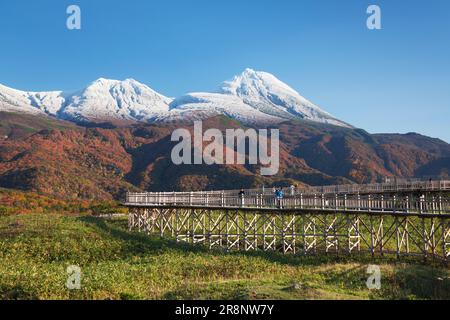 Shiretoko passerella sopraelevata a cinque laghi e catena montuosa Shiretoko Foto Stock