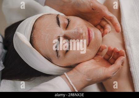 Donna con un massaggio viso trattamento di bellezza. Bellezza naturale della donna, cura della pelle. Trattamento di bellezza. Foto Stock