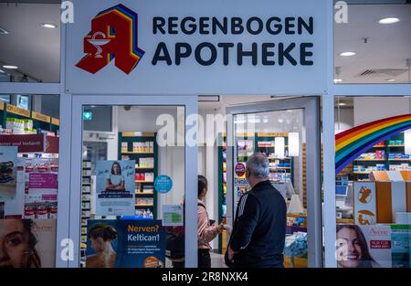 Schwerin, Germania. 30th maggio, 2023. I clienti camminano attraverso l'ingresso della Rainbow Pharmacy. Circa un terzo delle persone in Germania ha recentemente avuto problemi nell'acquisto di medicinali. Questo è il risultato di un'indagine commissionata dall'Associazione tedesca dei produttori farmaceutici. Secondo il sondaggio, il 35% degli intervistati ha avuto difficoltà o carenze nell'acquisto di farmaci negli ultimi dodici mesi. Credit: Jens Büttner/dpa/Alamy Live News Foto Stock