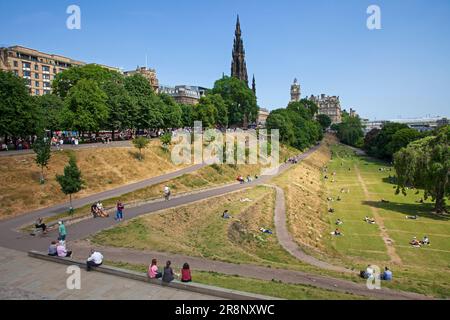 Edimburgo, centro città Scozia, Regno Unito. 22nd giugno 2023. Pomeriggio caldo con temperatura di 20 gradi centigradi per coloro che visitano le zone di riferimento nella capitale scozzese. Nella foto: La gente si rilassa nei Princes Street Gardens East. Credit: Arch White/alamy live news. Foto Stock