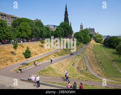 Edimburgo, centro città Scozia, Regno Unito. 22nd giugno 2023. Pomeriggio caldo con temperatura di 20 gradi centigradi per coloro che visitano le zone di riferimento nella capitale scozzese. Nella foto: La gente si rilassa nei Princes Street Gardens East. Credit: Arch White/alamy live news. Foto Stock