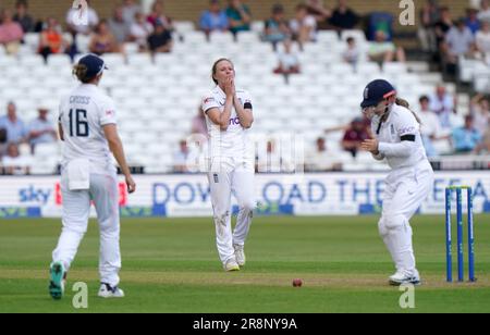 Il Lauren Filer inglese reagisce dopo aver avuto la possibilità di respingere Jess Jonassen in Australia durante il giorno uno dei primi test match delle Ashes femminili al Trent Bridge di Nottingham. Data immagine: Giovedì 22 giugno 2023. Foto Stock