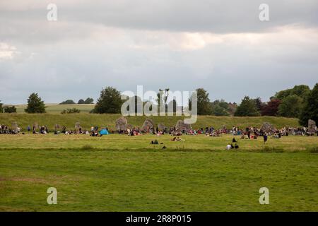 Avebury, Regno Unito. 20 giugno 2023. Rivelatori e adoratori si sono riuniti ad Avebury per celebrare il solstizio d'estate. Credito: Kiki Streitberger/Alamy Liv Foto Stock