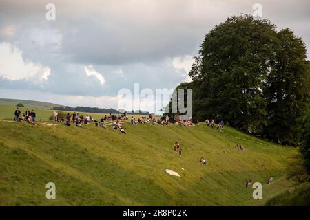 Avebury, Regno Unito. 20 giugno 2023. Rivelatori e adoratori si sono riuniti ad Avebury per celebrare il solstizio d'estate. Credito: Kiki Streitberger/Alamy Liv Foto Stock