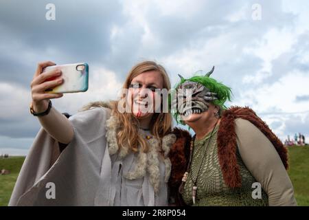 Avebury, Regno Unito. 20 giugno 2023. Tempo di selfie ad Avebury, dove i festeggiatori e i fedeli si sono riuniti per celebrare il solstizio d'estate. Foto Stock