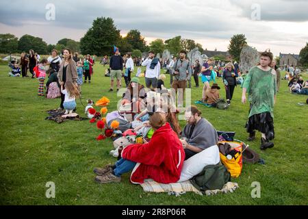 Avebury, Regno Unito. 20 giugno 2023. Rivelatori e adoratori si sono riuniti ad Avebury per celebrare il solstizio d'estate. Credito: Kiki Streitberger/Alamy Liv Foto Stock