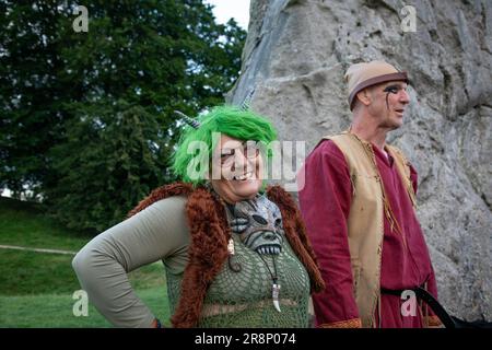 Avebury, Regno Unito. 20 giugno 2023. Rivelatori e adoratori si sono riuniti ad Avebury per celebrare il solstizio d'estate. Credito: Kiki Streitberger Foto Stock