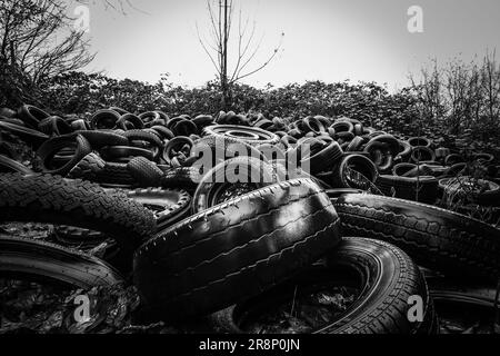 pila di pneumatici per auto in bianco e nero Foto Stock