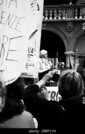 La politica italiana Maria Rosaria 'Rosy' Bindi sul palco durante il 25 aprile (manifestazione per la liberazione dell'Italia dall'occupazione nazifascista). Foto Stock