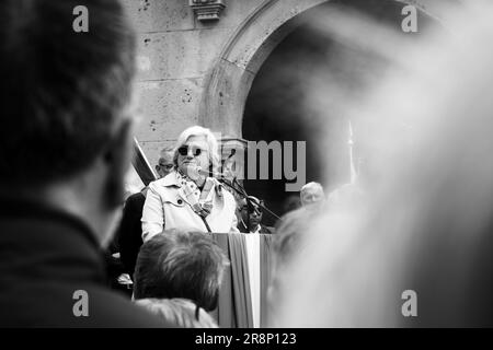 La politica italiana Maria Rosaria 'Rosy' Bindi sul palco durante il 25 aprile (manifestazione per la liberazione dell'Italia dall'occupazione nazifascista). Foto Stock