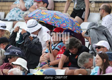 I tifosi escono con gli ombrelli mentre la pioggia inizia a diventare più pesante durante la partita delle Donne 2023 della Metro Bank Inghilterra vs Australia a Trent Bridge, Nottingham, Regno Unito, 22nd giugno 2023 (Foto di Mark Cosgrove/News Images) Foto Stock