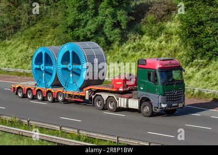 Tamburi PER CAVI TAIHAN di grandi dimensioni su un rimorchio a gradini Nooteboom. John Dickinson Transport Limited Scania Actros HGV' Loaded HGV viaggia sull'autostrada M6 nel Regno Unito Foto Stock