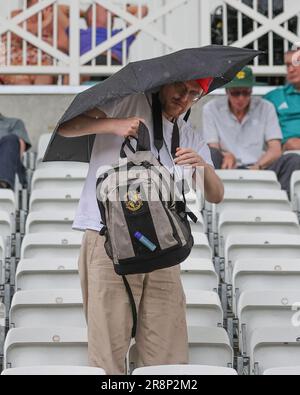 I fan si alzano con l'ombrello mentre inizia a piovere forte durante la partita delle Donne 2023 della Metro Bank Inghilterra vs Australia a Trent Bridge, Nottingham, Regno Unito, 22nd giugno 2023 (Photo by Mark Cosgrove/News Images) Foto Stock