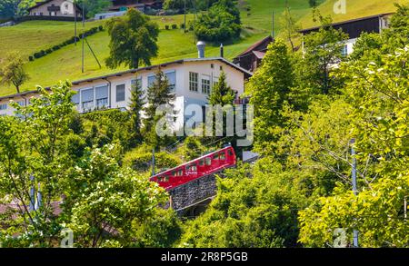 Ottima vista della ferrovia a cremagliera più ripida del mondo, in attesa di iniziare la sua salita dalla stazione a valle Alpnachstad alla stazione a monte Pilatus Kulm. Foto Stock