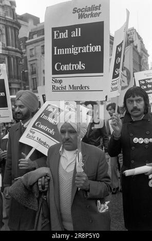 Uniti contro il razzismo, un partito laburista e TUC rally e marcia a Trafalgar Square. La comunità asiatica ha marciato per "porre fine a tutti i controlli sull'immigrazione, fermare gli omicidi razzisti" sotto le bandiere dei lavoratori socialisti 1976 Inghilterra Londra, Inghilterra 21st novembre 1976. 70s OMERO SYKES Foto Stock