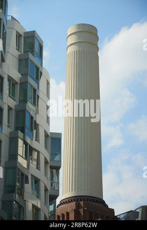 Nuovo edificio moderno che circonda l'iconica centrale elettrica di Londra Battersea Foto Stock