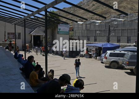 Tijuana, Baja California, Messico. 21st giugno, 2023. La crescente University of California San Diego (UCSD) Center on Global Justice ha sostenuto la costruzione di una comunità migrante in uno dei più grandi rifugi operativi di Tijuana mercoledì 21 giugno 2023. Molti attendono di ricevere appuntamenti attraverso l'app CBP One, mentre rendono la costruzione in corso presso gli edifici della UCSD-Alacran Community Station sparsi in tutto l'Alacran Canyon il loro rifugio sicuro, dato che le strutture limitate possono ospitare fino a 1.500 persone, che attualmente comprende dormitori, un parco giochi, una zona di lavaggio, e un percorso separato Foto Stock