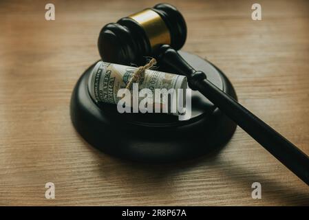 Gavel e bancomat su tavolo in legno. Foto Stock
